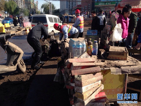 濟南一路段熱力管道爆炸 路面掀翻行人被炸傷 濟南一路段熱力管道爆炸 路面掀翻行人被炸傷